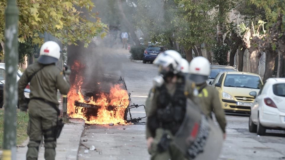 «Πόλεμος» κουκουλοφόρων – ΕΛΑΣ στο Πολυτεχνείο – Κάηκε αυτοκίνητο – Νέος γύρος επεισοδίων